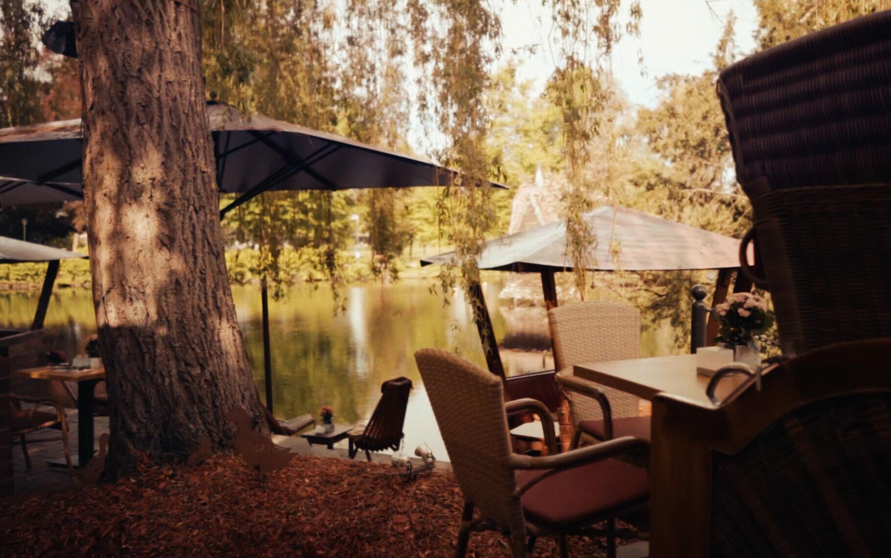 Seeterrasse am Wasser